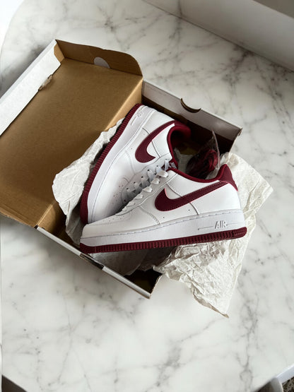 WMNS NIKE AIR FORCE 1 WHITE TEAM RED